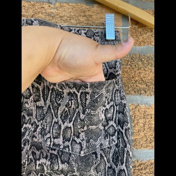 Spanx Slim Built In contoured Power Waistband jegging in snake print XS - Picture 10 of 12
